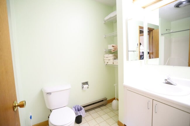 Building Photo - 2+ Bed 2 Bath Furnished Winter Seasonal 6mo Rental Available Nov 1! - $1750/mo