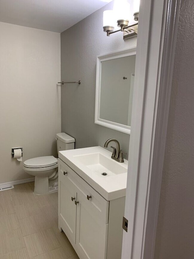 Building Photo - 5265 Golden Ct