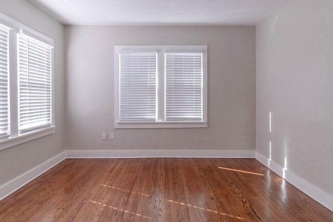 Building Photo - Beautiful Remodeled 1BD/1BTH Home In Crestwood Minutes away from the Highway!