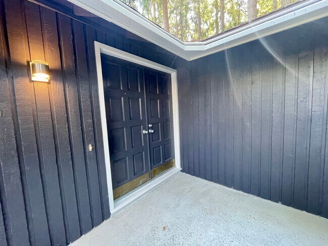 Building Photo - 15410 SW Peppermill Ct