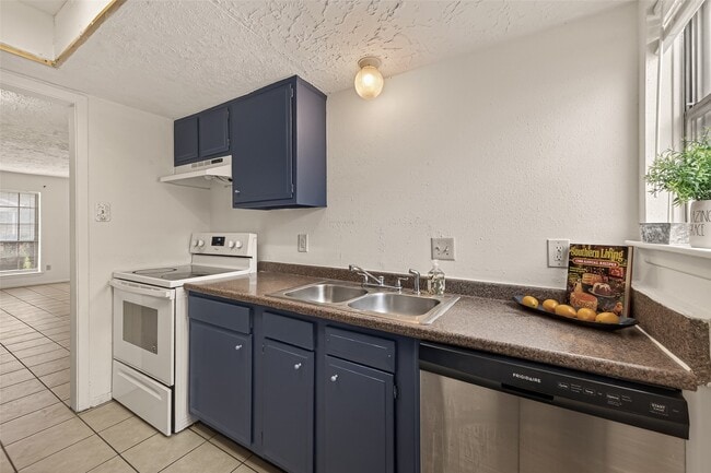 Building Photo - 6375 S Briar Bayou Dr