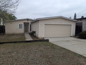 Building Photo - 4 Bedroom 2 Bathroom Single Story Home in Spring Valley