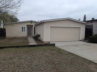 Building Photo - 4 Bedroom 2 Bathroom Single Story Home in Spring Valley