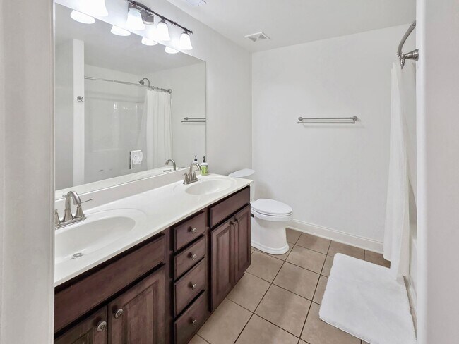Building Photo - Charming Fully Furnished 3-Bedroom, 2-Bath...