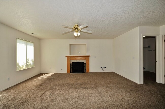Building Photo - Broadmoore Community, 4 bed 2.5 bath