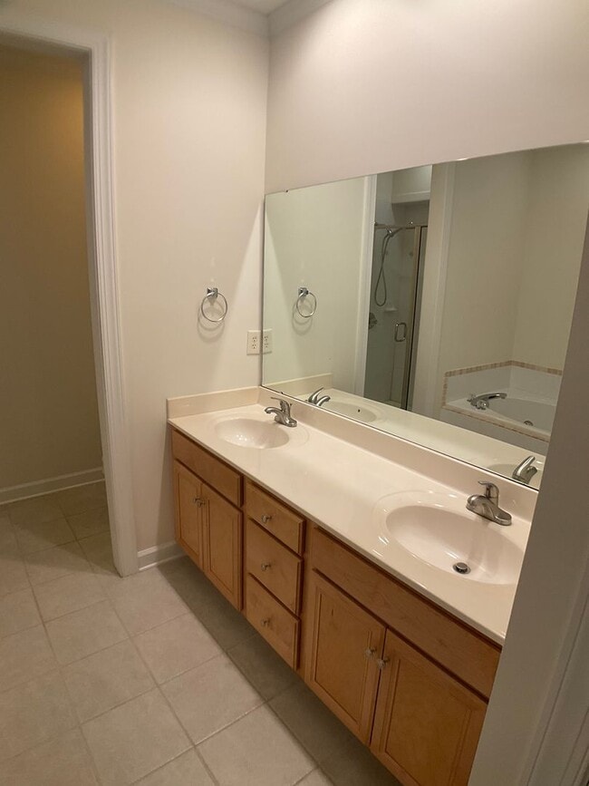 Building Photo - Gorgeous Condo in the heart of Chapel Hill