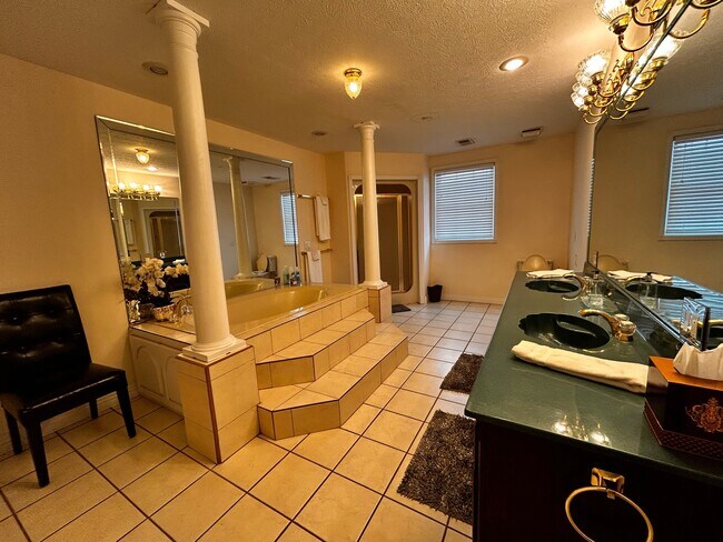 Building Photo - 25575 17-770E