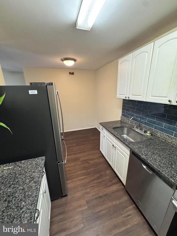 Building Photo - 11919 Parklawn Dr