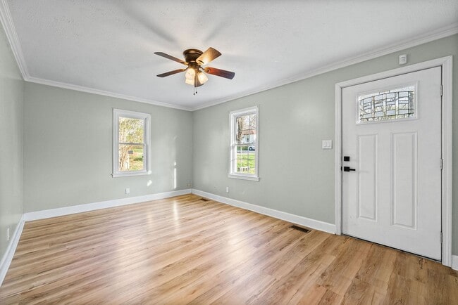 Building Photo - 2 Bedroom Pet Friendly Home For Rent Near Madison Street!