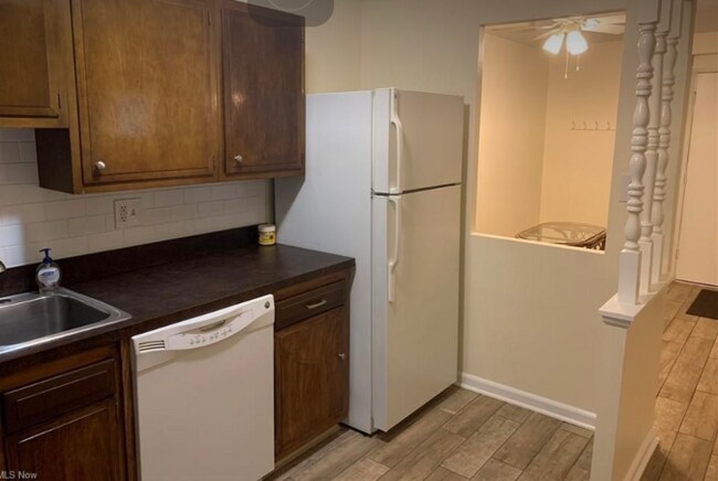 Building Photo - 16101 Maple Park Dr