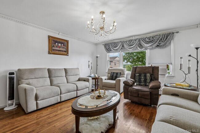 Building Photo - 583 Bellevue Ave N