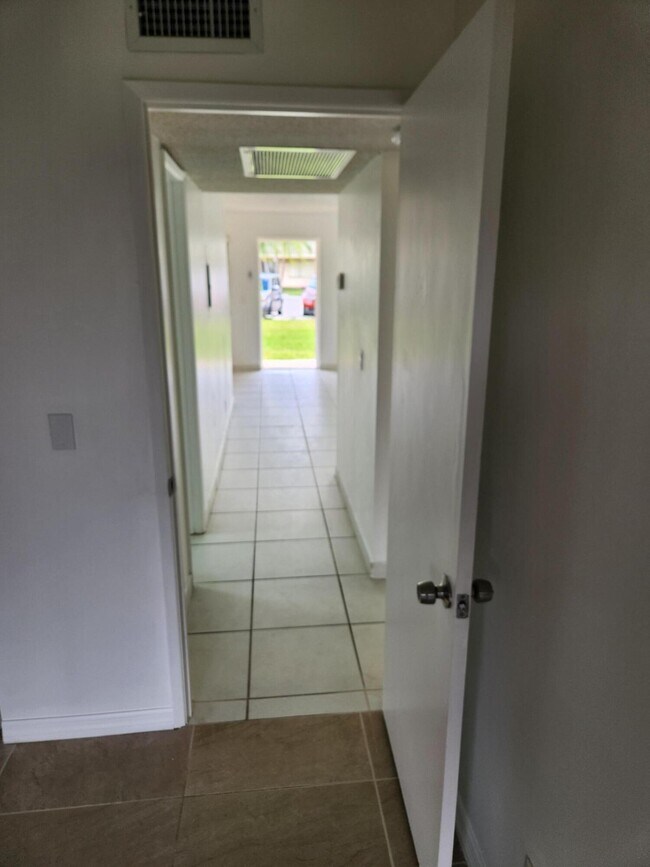 Building Photo - 600 Village Green Ct