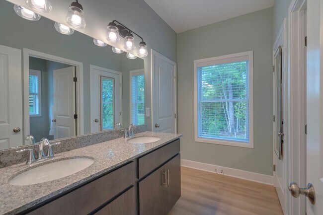 Building Photo - The Summit Townhome Community In Blacksburg