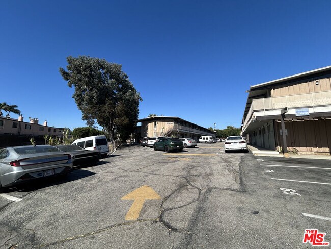 Building Photo - 11131 Rose Ave