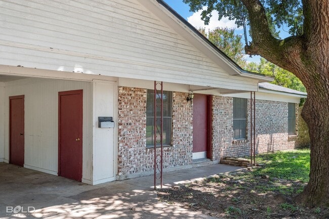 Building Photo - Stunning home located in the heart of Boss...