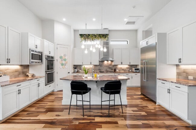 Building Photo - Modern Oasis in Bouldin Creek