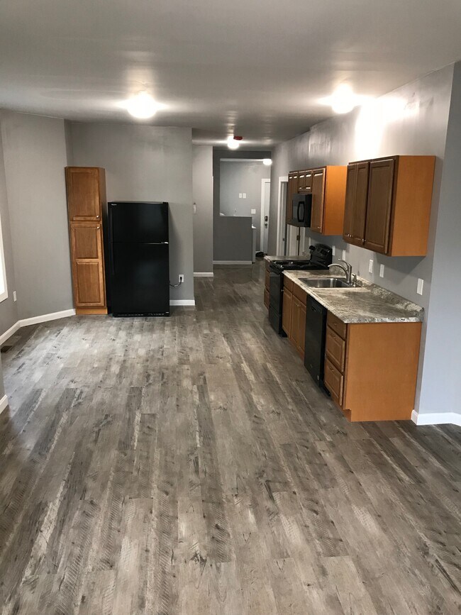 Primary Photo - 176 Blossom St