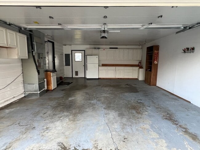 Building Photo - SPACIOUS 4 bed/2 bath home in desired location with double garage, fenced back yard!