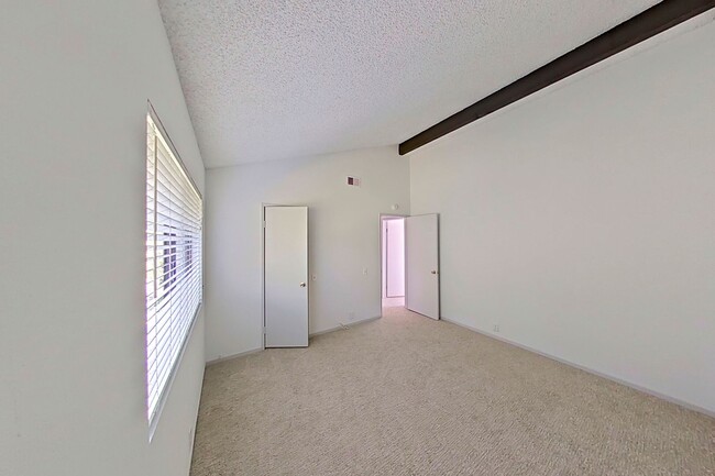 Building Photo - 2 Bedroom, 1.5 Bathroom Townhouse in San C...