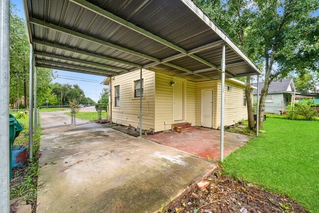 Building Photo - 1718 Miami Rd