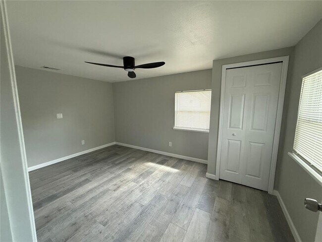 Building Photo - 421 E Warren Ave