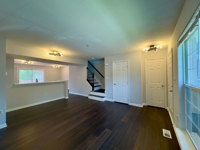 Building Photo - Charming 3 Bedroom/2 Bathroom Apartment in...