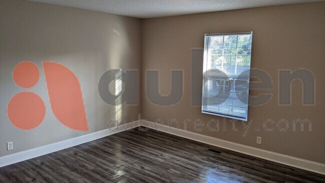 Building Photo - 4 Bedroom 1 Bathroom! Pet Friendly!