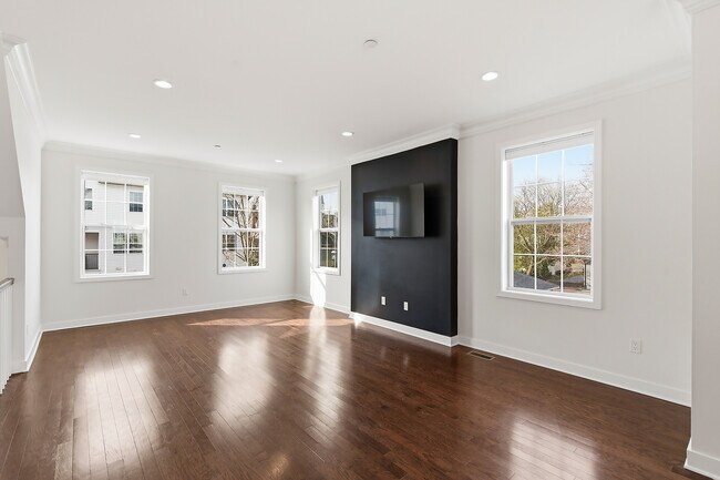 Building Photo - 26 River St