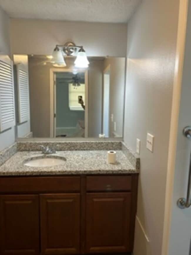 Building Photo - Large  3 bedroom, 2 bath pool home.