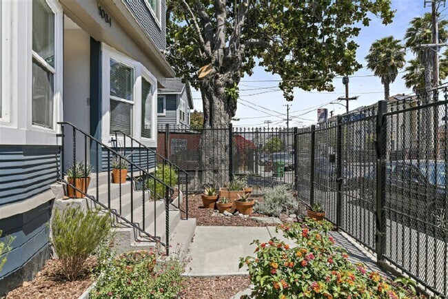 Building Photo - Fully Renovated 2-Bedroom in West Oakland ...