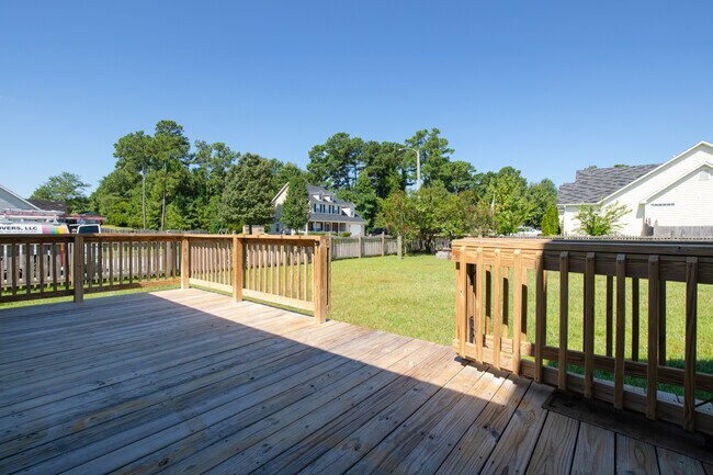 Building Photo - 4 Bedroom 2 Bath