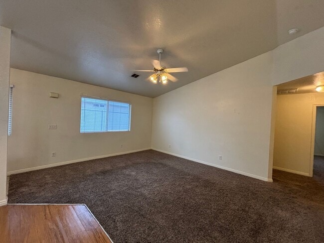 Building Photo - DARLING TOWNHOME FOR RENT IN HURRICANE!