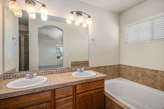 Building Photo - Spacious 3 bedroom in the heart of Castle ...