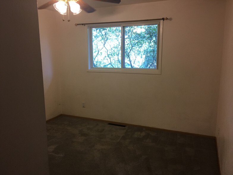 Building Photo - 215 NW Webb St