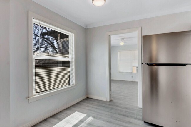Building Photo - 305 N Robinson St