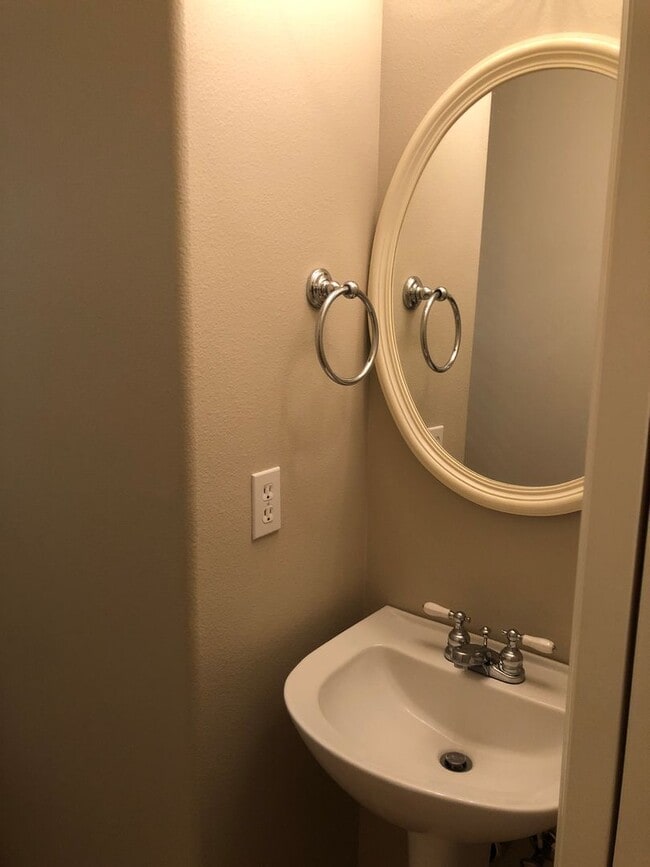 Building Photo - 2-Bedroom in Beaverton near Progress Ridge...