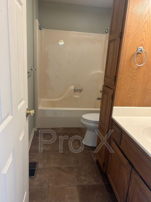 Building Photo - 1009 SE J St