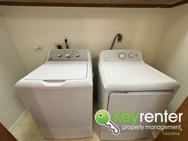 Building Photo - Spacious Northeast Tacoma 3 Bedroom 2.5 Bathroom Home for Rent in Secluded Neighborhood!