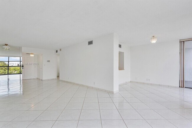 Building Photo - 600 Parkview Dr