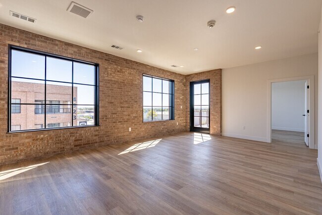 Building Photo - Luxurious Industrial Loft - 2 bed 2 bath c...