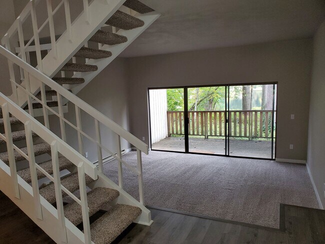 Building Photo - 2 Bed Room 2 Bath 2 Car Garage