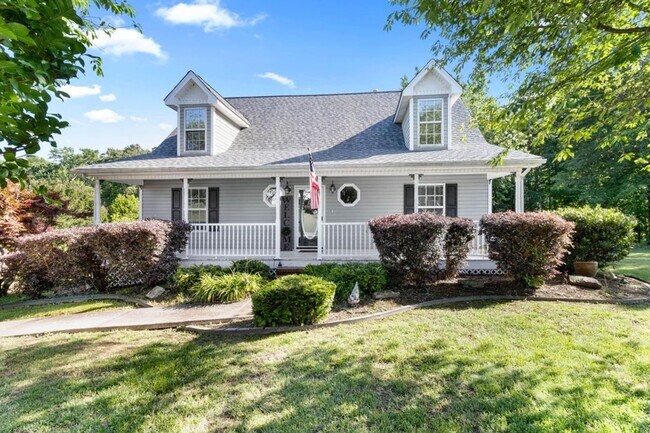 Building Photo - $500.00 OFF JANUARY RENT!! Soddy Daisy Oasis! 3 beds, 2.5 baths, huge garage & yard!