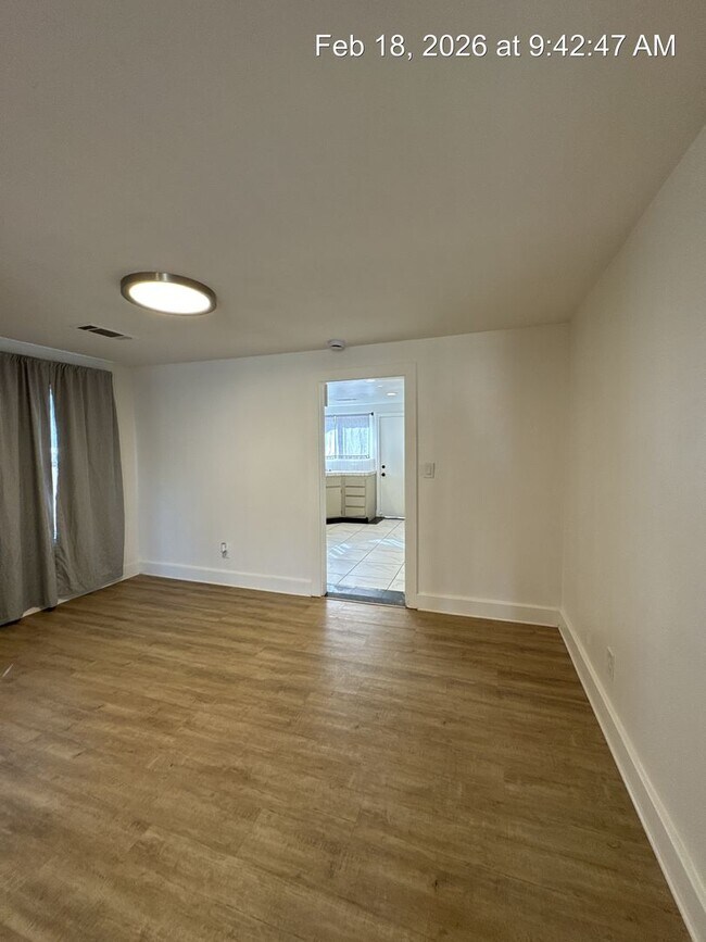 Building Photo - Woodlake Home! Available Now!