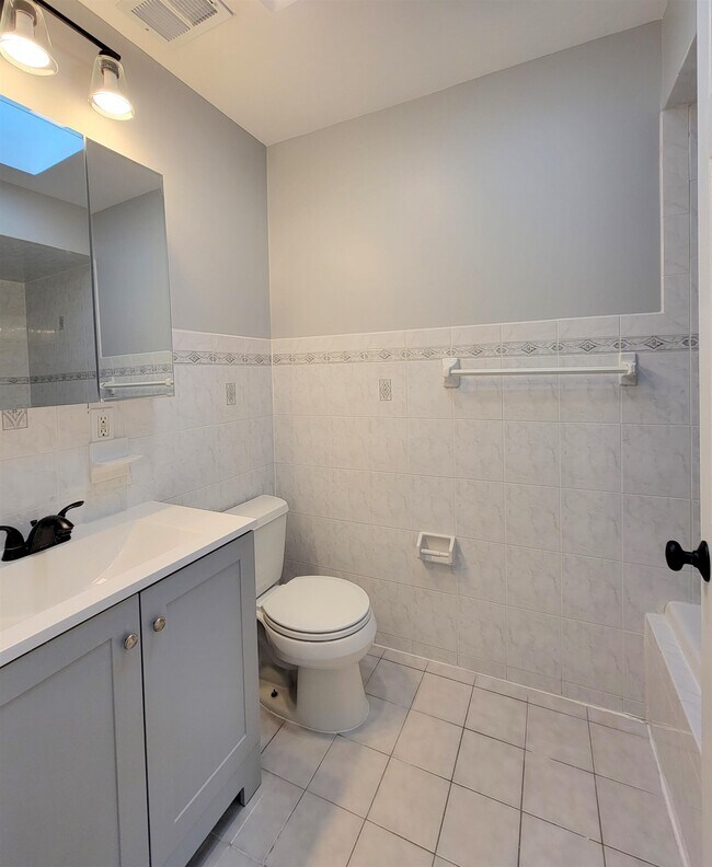 Building Photo - 11-13-13 Wallis Ave