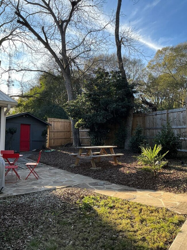 Building Photo - Charming 3 bedroom/ 2 bathroom Home Close to UGA and Hospitals!