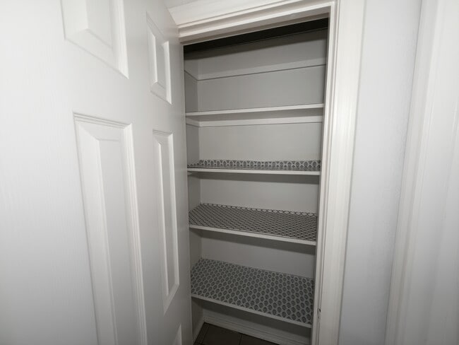 Building Photo - 919 Farmington Rd