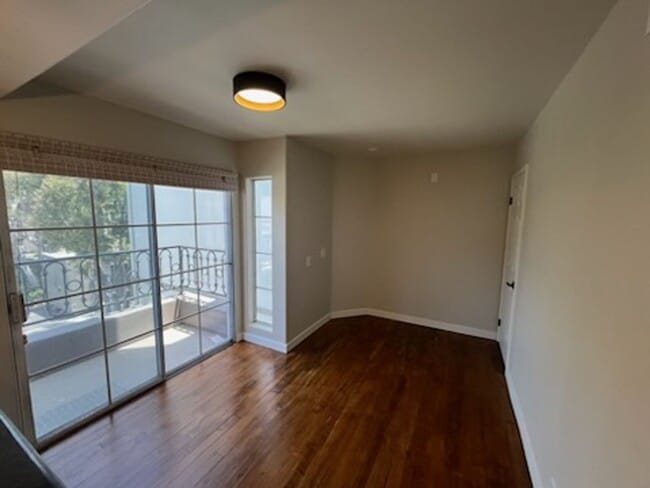 Building Photo - Luxurious Townhouse Located in the exclusi...