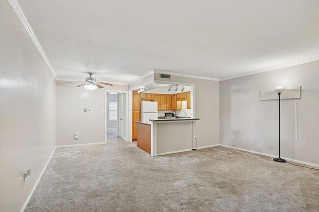 Building Photo - 2732 Whitney Pl