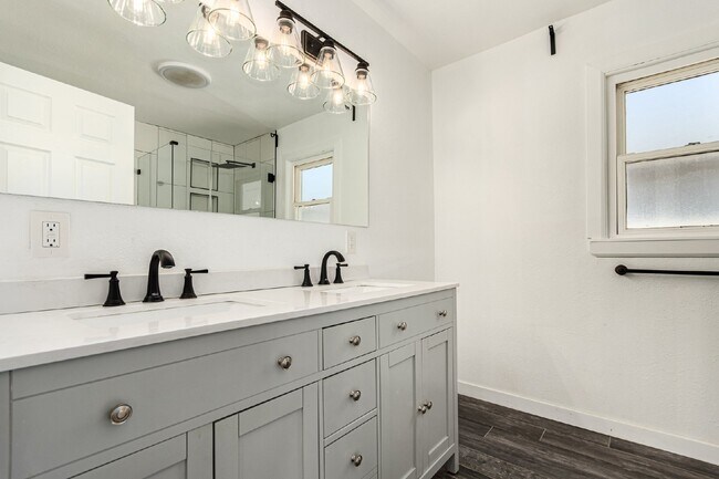 Building Photo - Lovely three bed / one bath home for rent