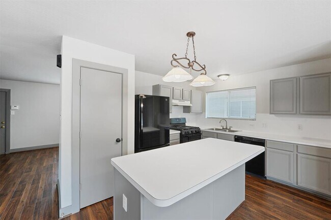 Building Photo - 26884 Wellington Ct